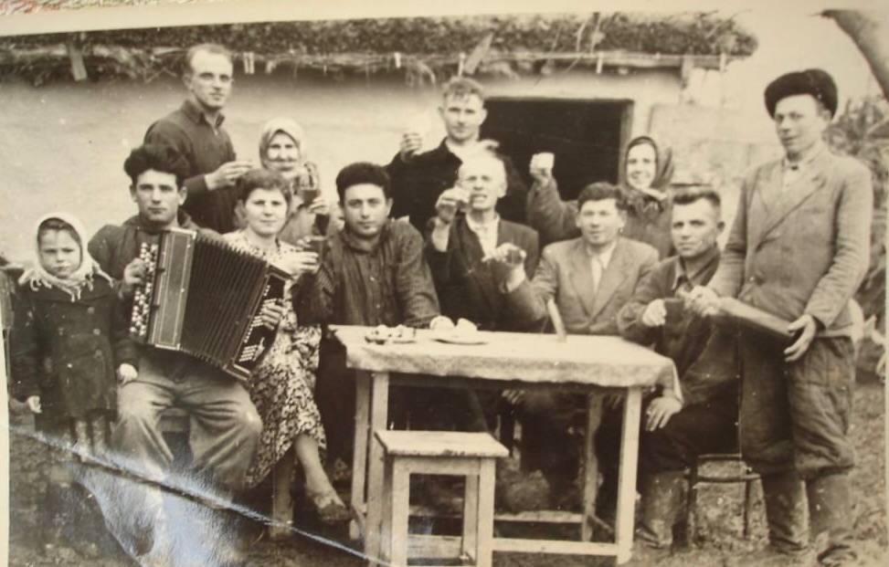 Старая фотография проводов в армию