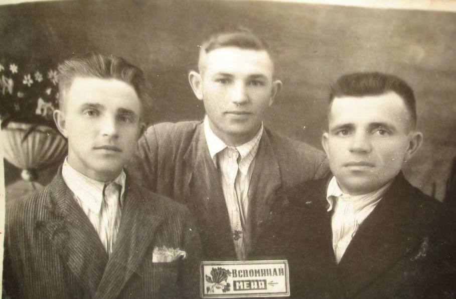 Старая фотография проводов в армию