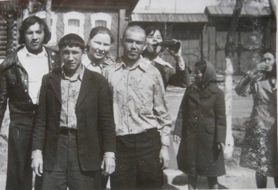 Старая фотография проводов в армию
