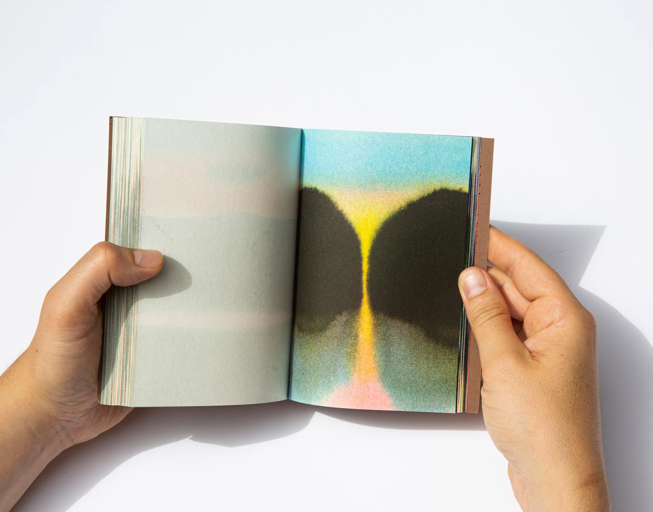 Пейзаж из книги Magali Cazo и фотографии дороги в деревню
