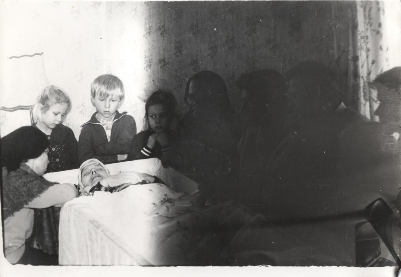 Похороны бабушки в деревне, старая фотография